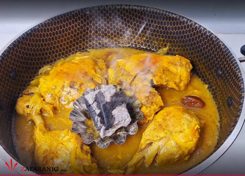 طرز تهیه مرغ با سس مایونز و زعفران خوشمزه و ذغالی برای نوروز 5 پختن مرغ در تابه به روش دودی